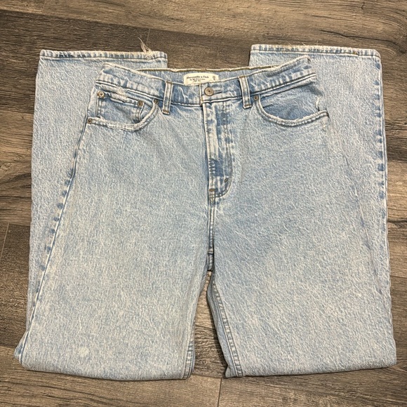 Abercrombie Curve Love High Rise 90s Relaxed Jean | Light - Size 29R (8 Reg) - Picture 9 of 9